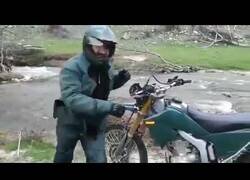 Enlace a Comprobando la profundidad del río para pasar con la moto