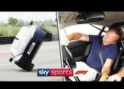 Enlace a Conduciendo un Aston Martin sobre dos ruedas