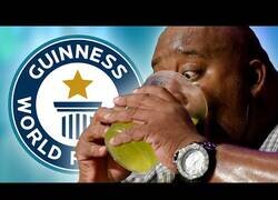 Enlace a Batiendo el récord de velocidad bebiendo 1 litro de soda