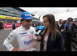 Enlace a Fernando Alonso siendo entrevistado por su pareja Andrea Schlager