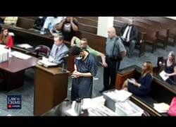 Enlace a Padre golpea al asesino de su hijo en pleno juicio