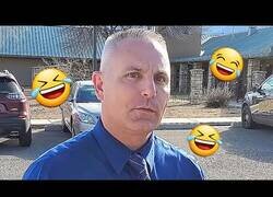 Enlace a Ciudadano estadounidense hace las típicas preguntas de policía a un policía