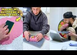 Enlace a Le hace a su novio un pastel de estropajo