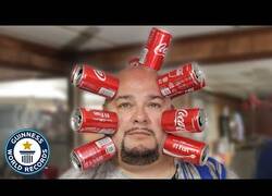 Enlace a ¿Cómo consigue pegar todas esas latas en su cara?