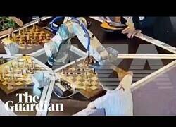Enlace a Un robot ajedrecista agarra y rompe el dedo de un niño de 7 años