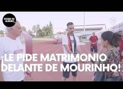 Enlace a Pidiendo matrimonio delante de José Mourinho