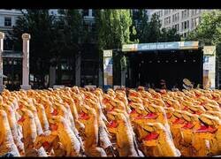 Enlace a El record de más personas congregadas disfrazadas de dinosaurio