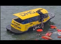 Enlace a Un taxi acuático rescata a otro taxi acuático que había volcado