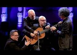 Enlace a Billie Jean de Michael Jackson interpretada con una guitarra a ocho manos