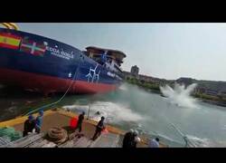 Enlace a El amarre de un barco, convertido en tirachinas gigante