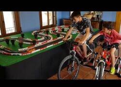 Enlace a El Scalextric que funciona a pedaleadas