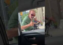 Enlace a Esto pasa cuando unos fans se encuentran a Arnold Schwarzenegger