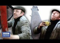 Enlace a El día que un hombre se propuso desmontar una chimenea gigante ladrillo a ladrillo