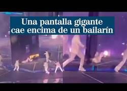 Enlace a Bailarín en estado grave al caerle una pantalla gigante encima