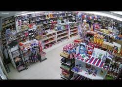 Enlace a Un anciano de 80 años defiende su tienda de unos ladrones con un rifle