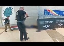 Enlace a Una mujer saca una pistola en el aeropuerto de Dallas