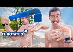 Enlace a El invento definitivo para ponerte crema en la espalda a ti mismo