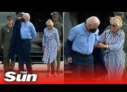 Enlace a La chaqueta y las gafas de Joe Biden le dan problemas