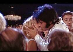 Enlace a Elvis Presley besando a todas las chicas de la primera fila mientra canta 'Love me Tender'