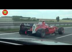 Enlace a Divisan a un coche de Formula1 por una carretera normal y corriente, como si nada