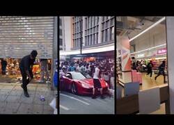 Enlace a Saqueos en las tiendas de golosinas en pleno Oxford St en Londres