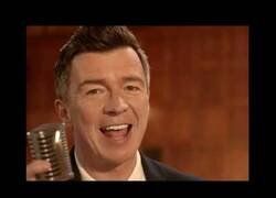 Enlace a ¡Rickroll!: Rick Astley recrea su mítico vídeo para actualizar el meme más famoso de internet