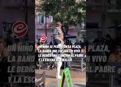 Enlace a Un niño se perdió en la plaza y la banda que tocaba en vivo improvisó un hit para encontrarlo