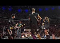 Enlace a Coldplay rinde homenaje a Olivia Newton-John, interpretaron su versión de 