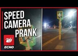 Enlace a Un hombre se mete dentro de la caja de un radar y se pone a hacerle fotos con flash a los coches que pasan “para hacer tiempo mientras llegaba la pizza”.