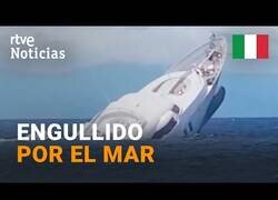 Enlace a Italia: Así se ha hundido un lujoso yate de 40 metros de eslora frente a la costa sur