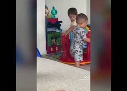 Enlace a Los primos estaban jugando de lo más tranquilos cuando uno de estos comenzó a morder al otro, hecho que le molestó, intentó reaccionar, pero sus padres le llamaron la atención