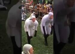 Enlace a Los miembros de la compañía de danza Toronto Corpus son conocidos por esta cómica coreografía imitando los movimientos de los corderos