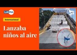 Enlace a Varios niños heridos al volar en un tobogán gigante en Detroit: tuvo que cerrar el mismo día de su apertura