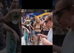 Enlace a Comiendo carne delante de una manifestación animalista