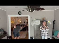 Enlace a Cuando jugáis a esquivar la botella pero ella hace trampas