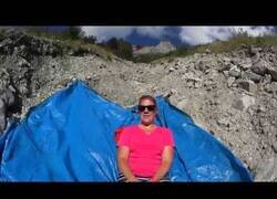 Enlace a Selfie mientras pasan 15 paracaidistas con wingsuit por encima