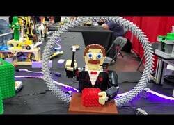 Enlace a Figuras de Lego con movimiento mecánico automático