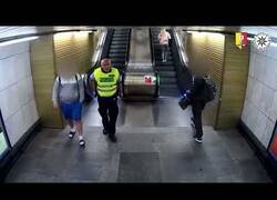 Enlace a Persecución en estación de metro con final inesperado