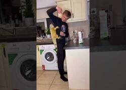 Enlace a Preparando el desayuno con una iguana a las espaldas