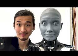 Enlace a Ameca, el androide que recrea todas las expresiones faciales humanas