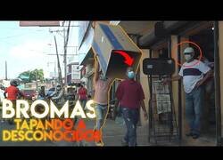 Enlace a Tapando con una caja gigante a desconocidos por la calle