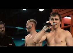 Enlace a Una nueva y bestia modalidad: Peleas en cabinas de teléfono