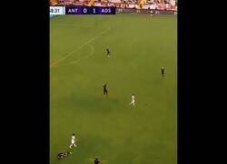 Enlace a Su familia va a verle debutar en su nuevo equipo y es expulsado a los 20 segundos