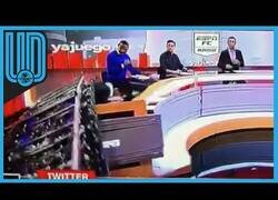 Enlace a El hombre al que le cayó una pantalla en pleno directo