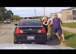 Enlace a Buenos ciudadanos ayudan a una mujer policía