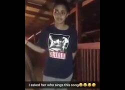 Enlace a Le pregunté quién canta esta canción
