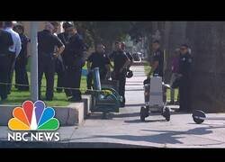 Enlace a Un robot repartidor de comida pasa por en medio del lugar de un crimen