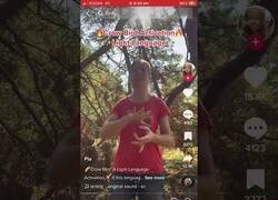 Enlace a Mujer activando el lenguaje de cuervos