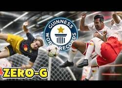 Enlace a Jugando al fútbol sin gravedad con Luis Figo