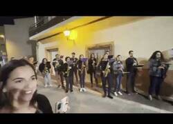 Enlace a Le pide matrimonio saliendo de un ataúd y disfrazado de Darth Vader, en Murcia